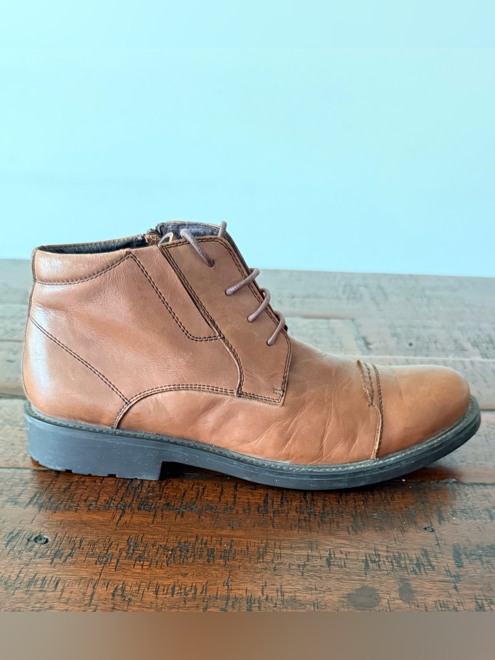Bentley Men's Classic Tan Leather Chukka Boot with Lace-Up Closure SZ.39